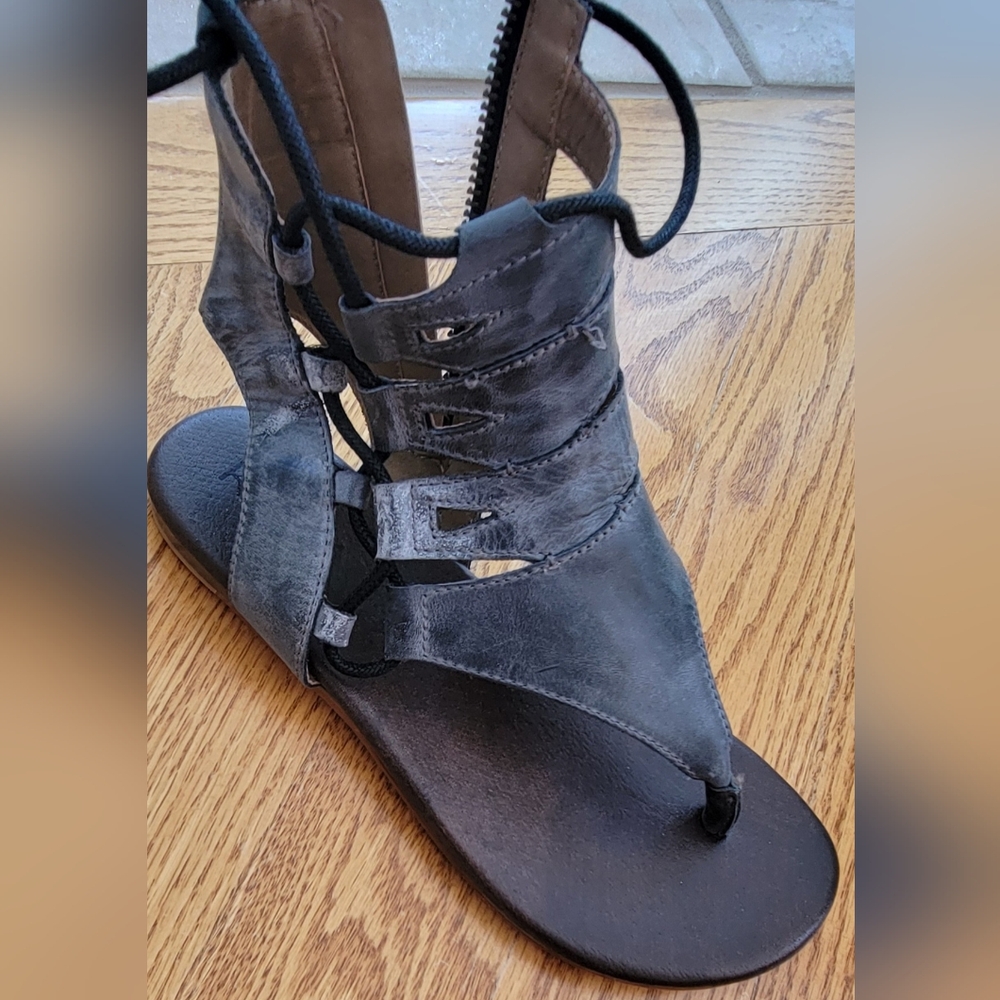 Rosalinda epica black sandel by Roan